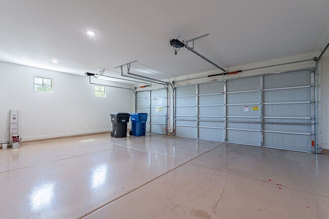 Building Photo - 4 bedroom home for rent