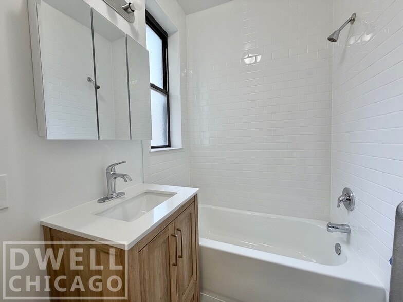 Building Photo - 1510 N Kedzie Ave