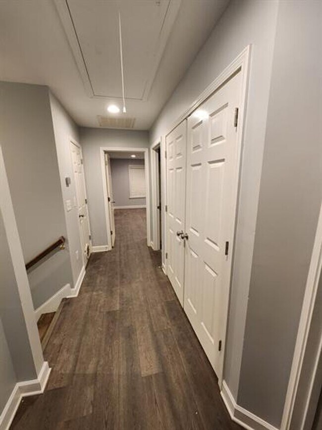 Building Photo - Spacious 3/2.5 Located Near Downtown Greenville!