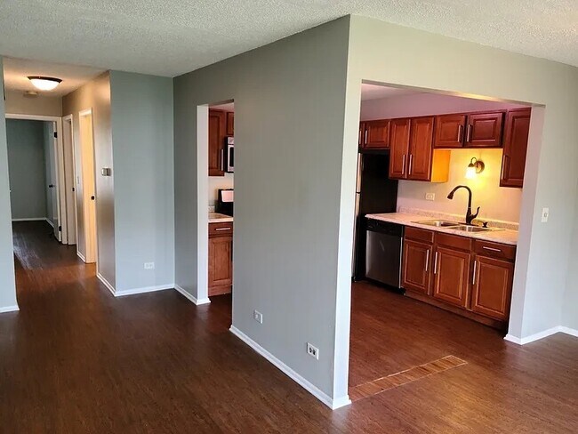 Building Photo - 221 Hawthorne Ct