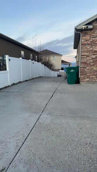 Off-street parking - 12339 S Black Foot St