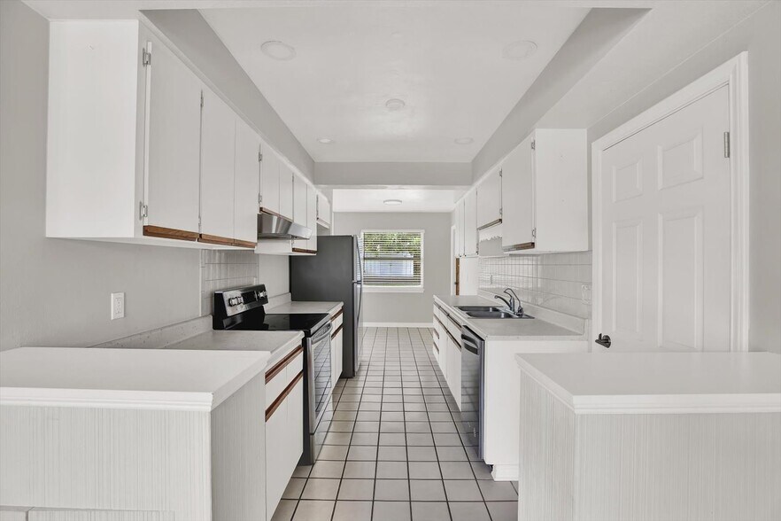 Building Photo - 10711 Seminole Dr N