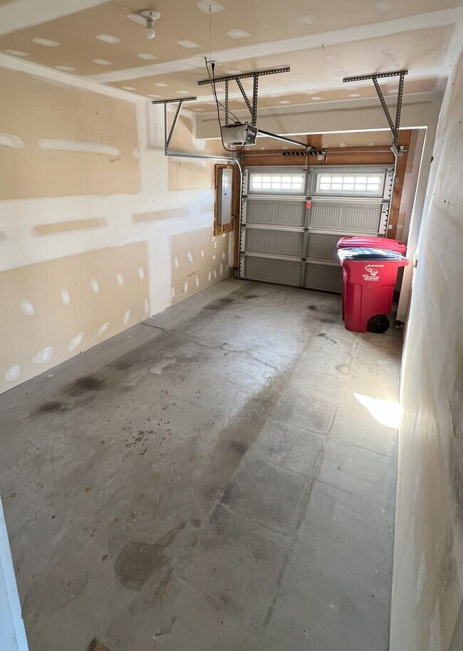 Building Photo - Spacious Townhome with 1-Car Garage & Pet-Friendly – Conrad Weiser Schools!