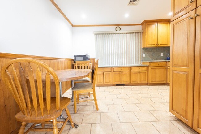 Building Photo - Spacious 2 Bedroom, 1 Bathroom (Full House - Rental)