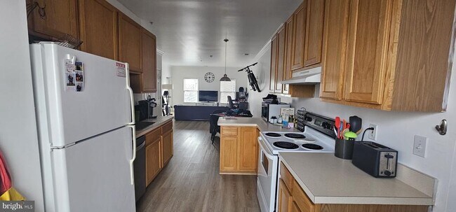 Building Photo - 422 Main St