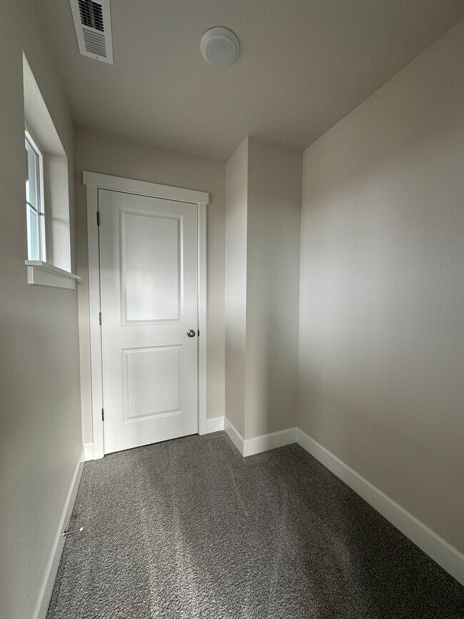 Building Photo - Welcome to this brand-new 3-bedroom, 2.5-bath home located in NW Redmond, OR.