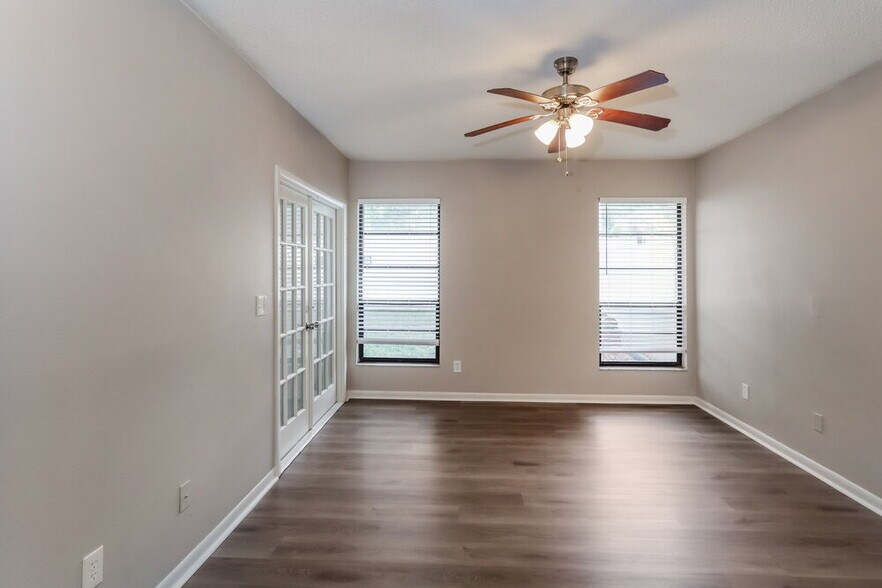 Building Photo - 11504 Robles Del Rio Pl