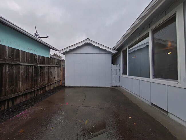 Building Photo - 2 Bedroom Duplex ~ Close to 9th Street
