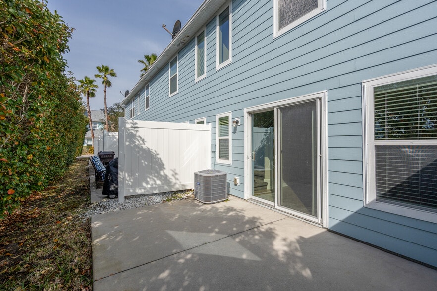 Private patio - 24 Islander Ct