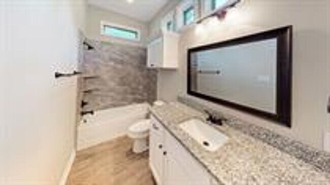 Building Photo - 309 Fairway Dr