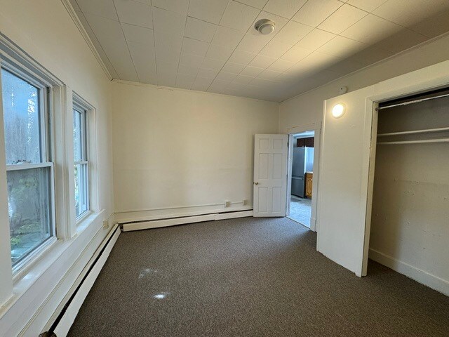 Large bedroom - 62 W Spring St