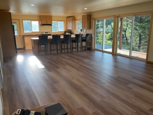 Building Photo - Stunning 2 bed/1 bath Ground Floor with utilities included!