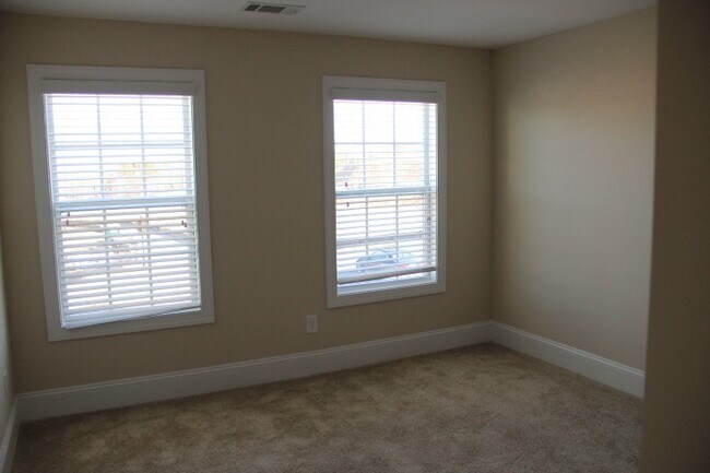 Building Photo - Beautiful move-in ready located in the Mil...