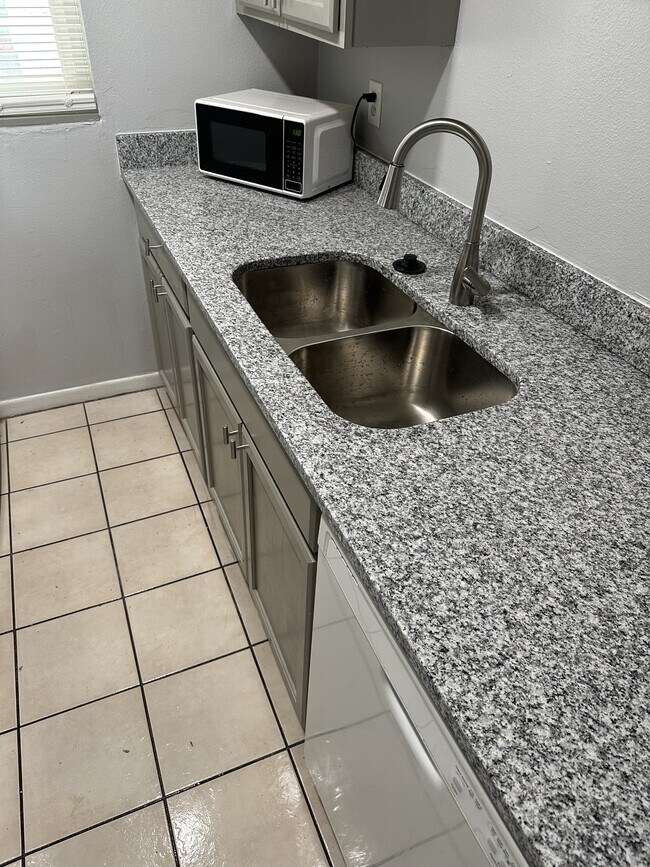 Building Photo - 836 Sky Lake Cir