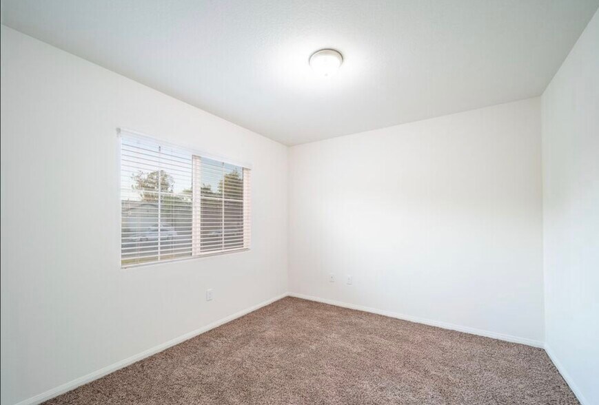 Building Photo - 1036 Playa del Norte