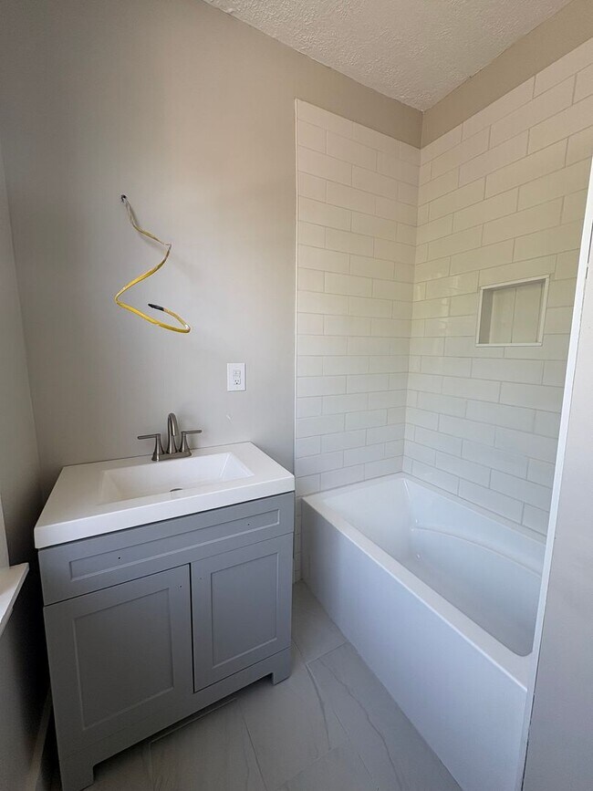 Building Photo - Huge Newly Renovated 4 Bedroom/2 Bath House in Bellevue!