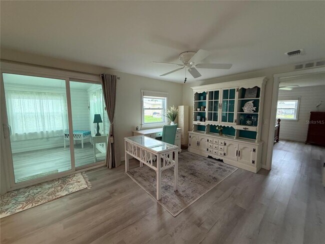 Building Photo - 637 Los Altos