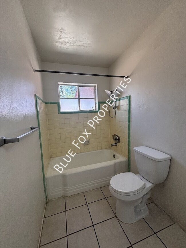Building Photo - 949 N Montezuma Ave