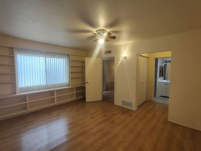Building Photo - 926 N Venice Ave