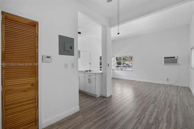 Building Photo - 8135 Crespi Blvd