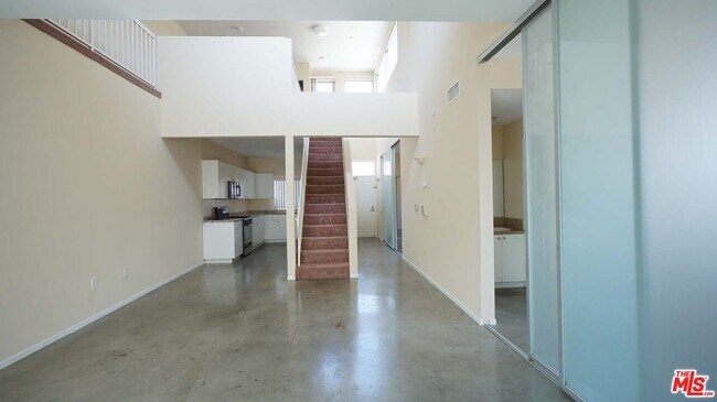 Building Photo - 922 W 23rd St