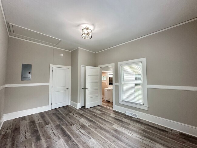 Building Photo - Beautifully Renovated 2 Bedroom 1 Bathroom...