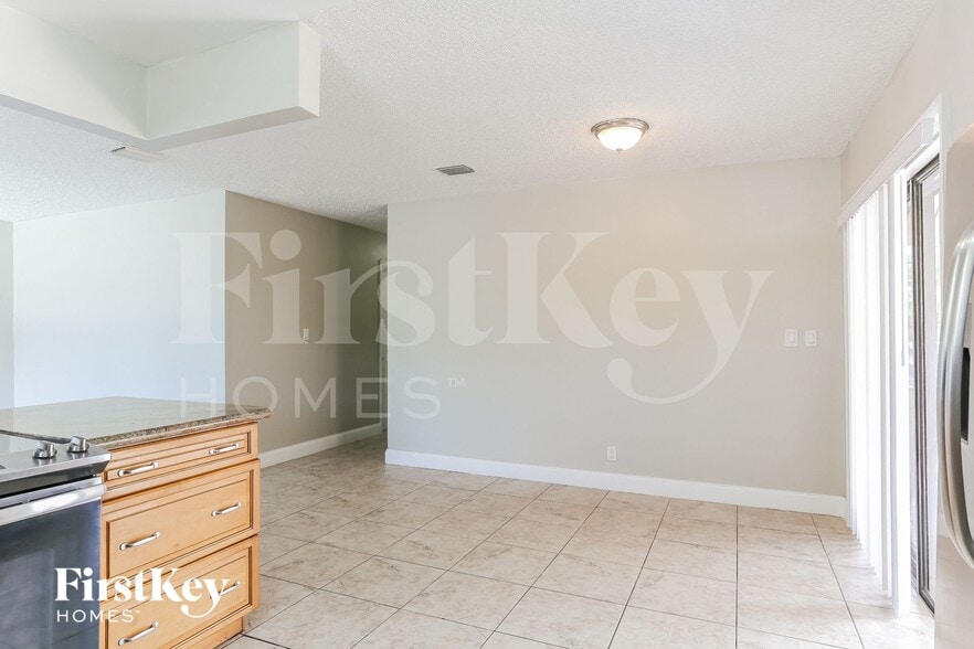 Building Photo - 1400 NW 42nd St