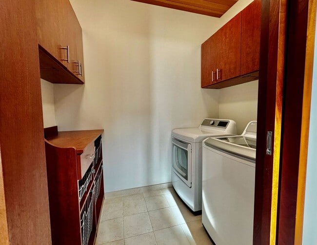 Building Photo - Private. Polished. Perfectly Larkspur.