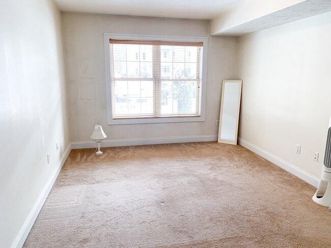 Building Photo - 25 Greenleaves Dr