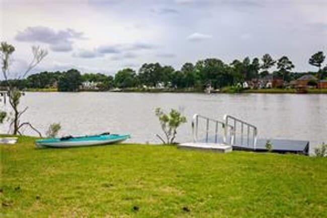 Building Photo - 4 BED/3 BATH LOCATED IN A WATERFRONT COMMUNITY!