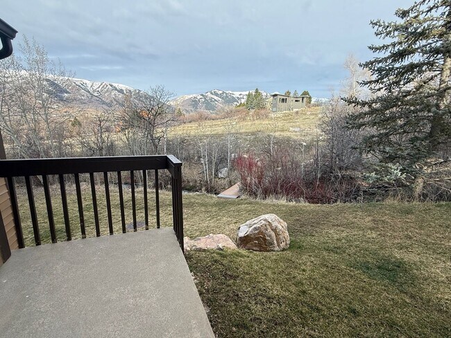 Building Photo - Beautiful condo with walk out entry and 2 parking stalls