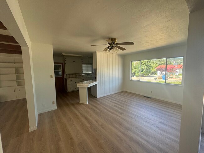 Building Photo - 120 Glencrest Ln