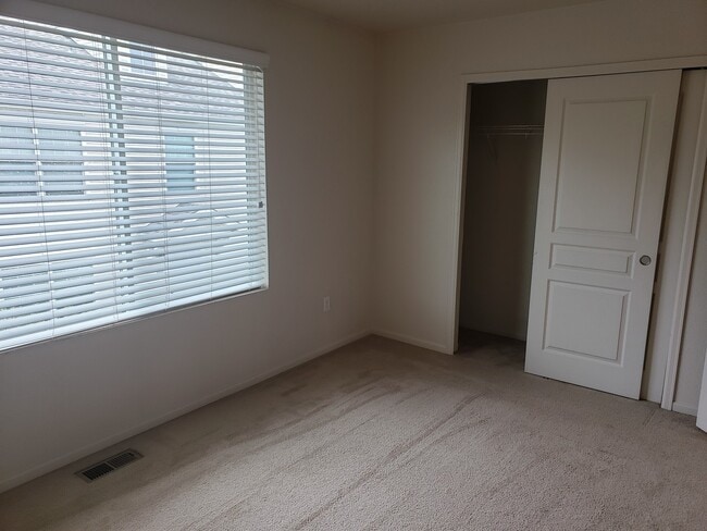 Building Photo - Great looking 2 bed 1.5 bath townhouse nea...