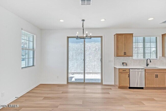 Building Photo - 3 Bedroom 2.5 Bathroom North Creek Home in Queen Creek