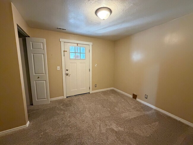 Building Photo - 2080 Debeers Dr