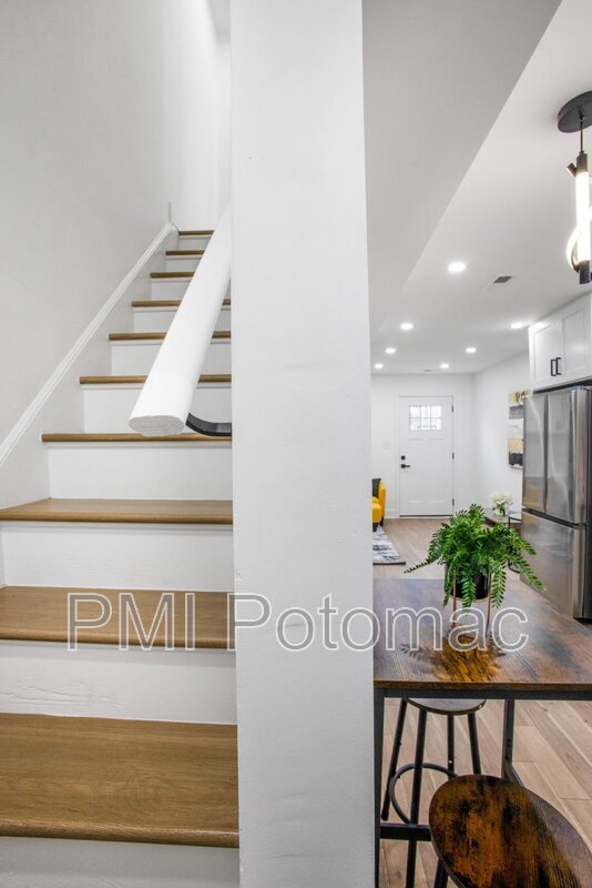 Building Photo - 702 19th St NE