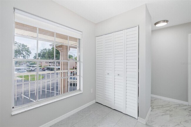 Building Photo - Beautifully Updated Condo