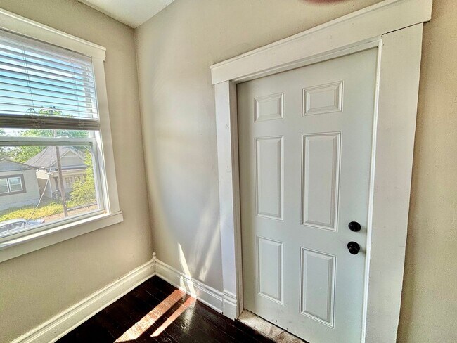 Building Photo - 513 E Ormsby Ave