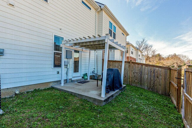 Building Photo - Beautiful 3 Bed, 2/1 Bath Mount Juliet Tow...
