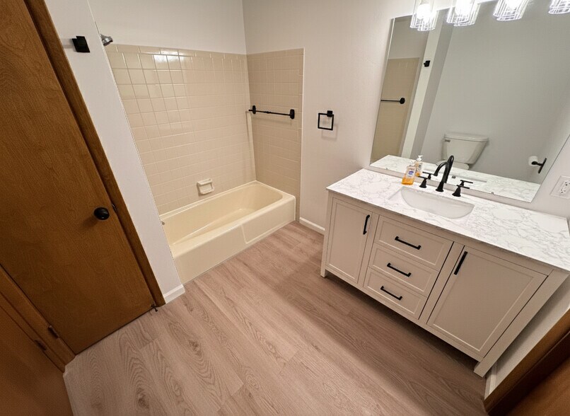 Bathroom #1 - 639 Scenery Dr