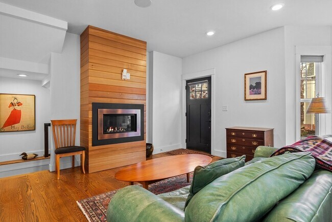 Building Photo - 38 Chester St