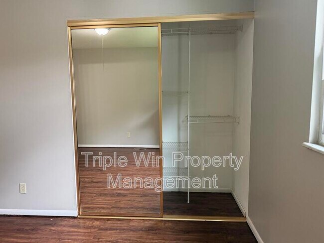 Building Photo - 3015 Matlock Dr