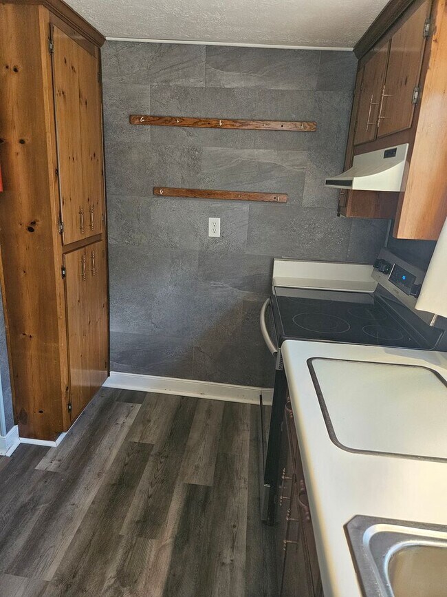 Building Photo - 3 Bedroom, 2 bath Home with Garage in New ...