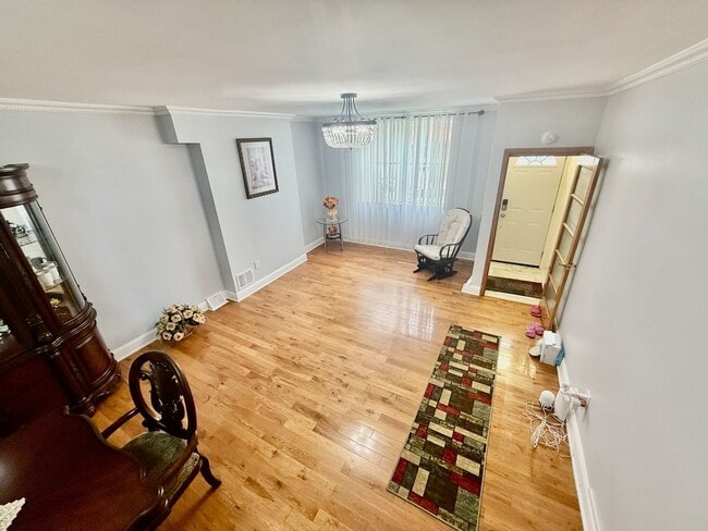 Building Photo - SPACIOUS & MODERN 3 BED/1.5 BA HOUSE w/ Central AC-HARDWOOD Flooring-WASHER/DRYER & Rear PATIO in...