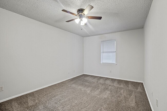 Building Photo - 135 Prairie Creek Cir