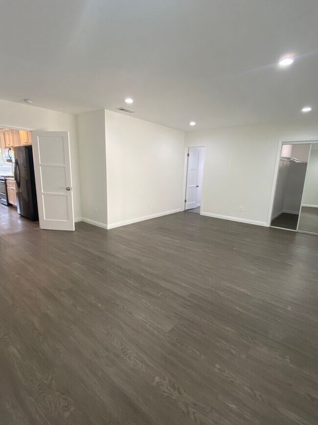 Building Photo - 11091 Violet Dr