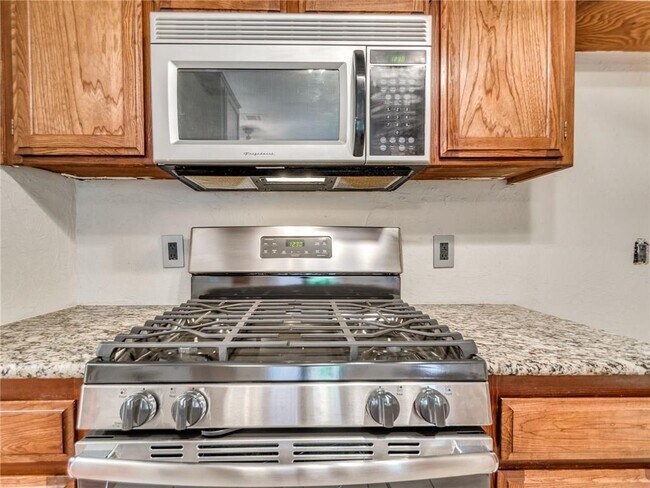 Building Photo - Charming 2 bed/2 bath home for rent near S Penn between 104th and 89th.  Moore Schools!