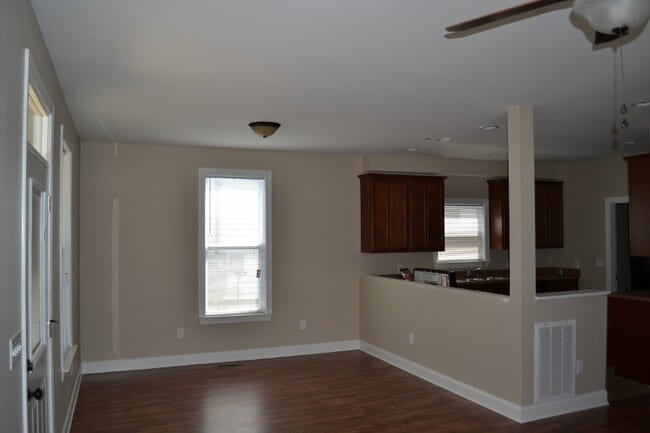 Building Photo - 810 E 10th St