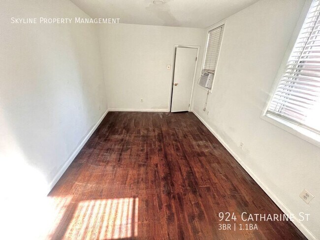 Building Photo - 924 Catharine St