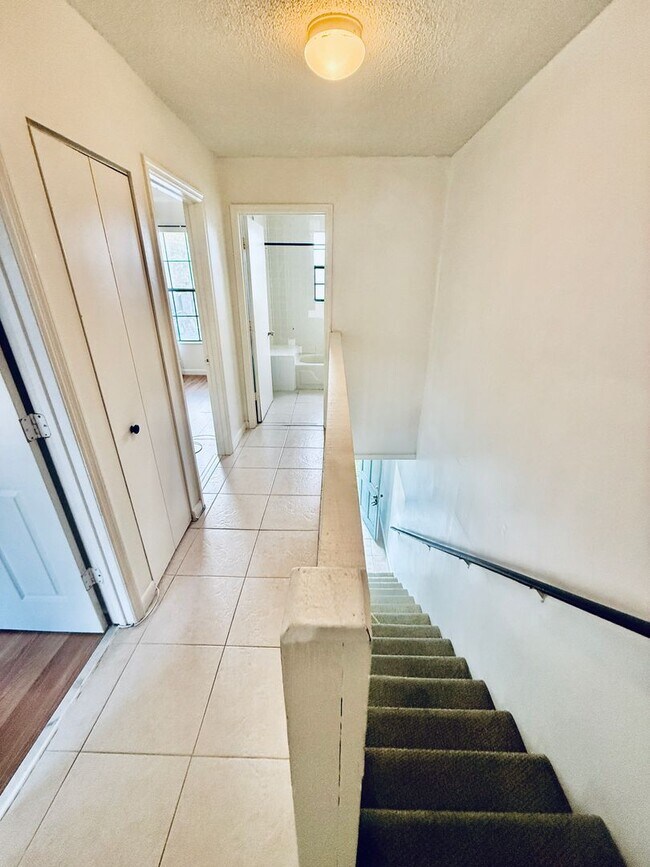 Building Photo - 2 Bed, 2.5 Bath Townhome